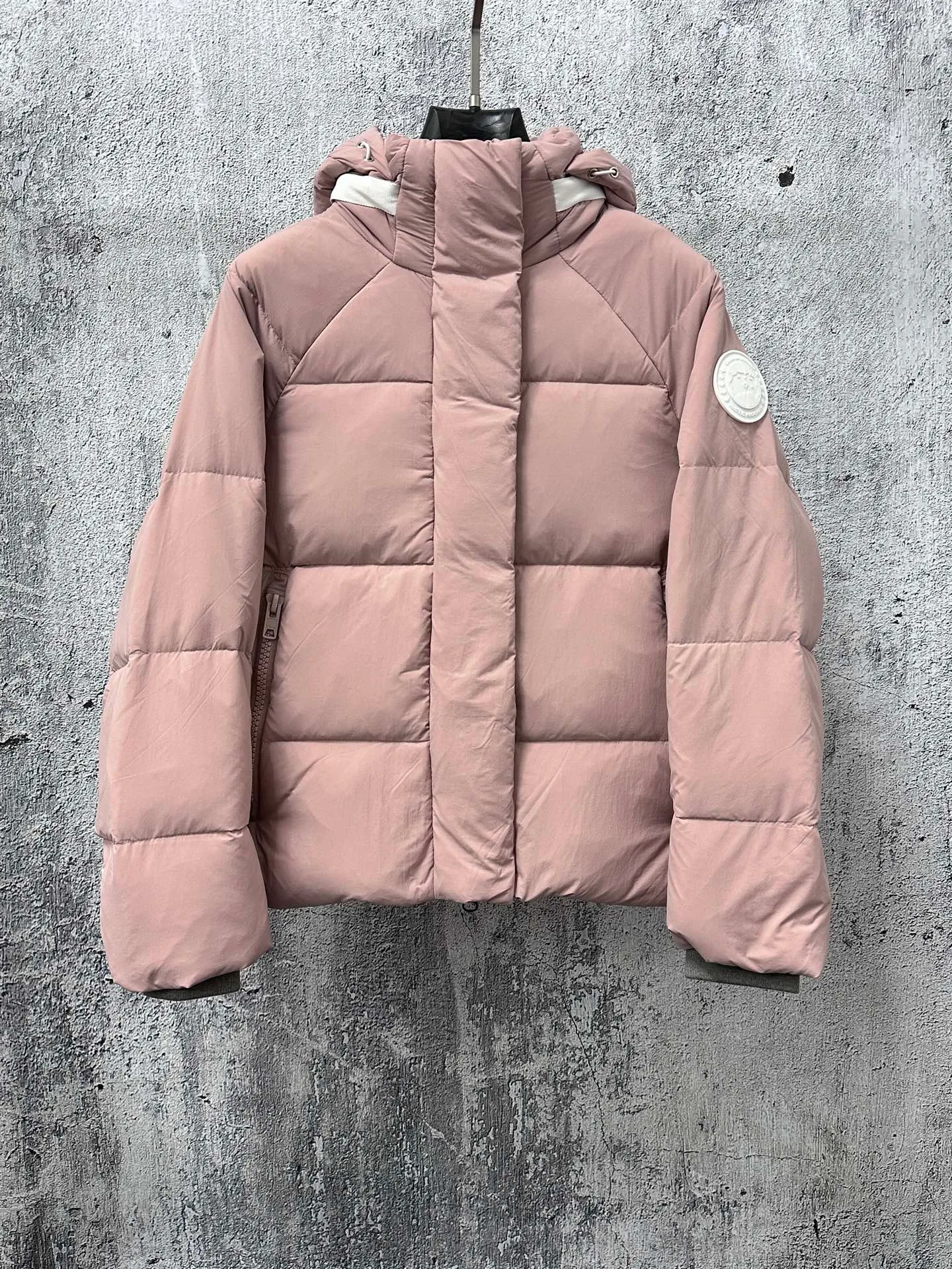 P740 【𝗖𝗔𝗡𝗔𝗗𝗔 𝗚𝗢𝗢𝗦𝗘】Capsule Series Macaron White Label Fabric: Made of soft EnduraLuxe fabric imported from DuPont, CORDURA, USA, which enhances the durability of easy-to-wear parts, is lightweight and durable; the liner is made of 400T anti-velvet gallbladder, which is comfortable, soft and non-velvet. : Equipped with a detachable hood, which can be adjusted in two directions, and is also filled with down, which brings greater softness and wrapping around the head and neck, and is full of warmth. This parka features white trim on the back and sides, and the hardware locks are all original and custom-made to match the muted fabric color. Goose label: The official website’s new series of silicone material labels, non-embroidery labels. Length: Fit hip-length. Size: XS-L